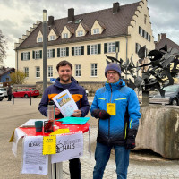 Benedikt & Richard am Infostand vor dem Postgebäude
