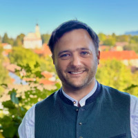 Benedikt Hoechner mit Blick über Murnau